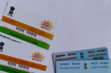 Birbhum, Batı Bengal / Hindistan - 18 Ağustos 2020: PAN ve kalem bulanık gözlüklerle Aadhaar sembolüne seçici odaklanma