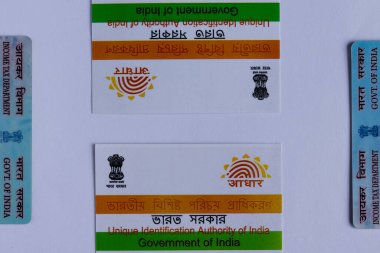 Birbhum, Batı Bengal / Hindistan - 18 Ağustos 2020: PAN ve kalem bulanık gözlüklerle Aadhaar sembolüne seçici odaklanma