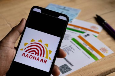 Birbhum, Batı Bengal / Hindistan - 18 Ağustos 2020: PAN ve kalem bulanık gözlüklerle Aadhaar sembolüne seçici odaklanma