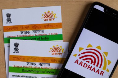 Birbhum, Batı Bengal / Hindistan - 18 Ağustos 2020: PAN ve kalem bulanık gözlüklerle Aadhaar sembolüne seçici odaklanma