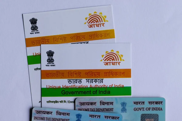 Birbhum, Batı Bengal / Hindistan - 18 Ağustos 2020: PAN ve kalem bulanık gözlüklerle Aadhaar sembolüne seçici odaklanma