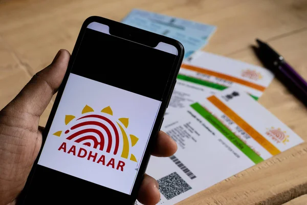 Birbhum, Batı Bengal / Hindistan - 18 Ağustos 2020: PAN ve kalem bulanık gözlüklerle Aadhaar sembolüne seçici odaklanma