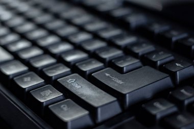 Dönüş tuşuna veya masaüstünün siyah klavyesinin anahtarını girin