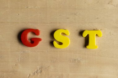 Tahta zemindeki G S T alfabesinin üst görüntüsü