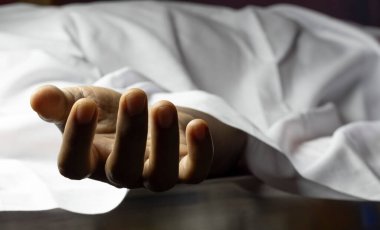 COVID-19 ya da Corona virüsü salgını sırasında elini uzatarak ölen bir Hintli ya da Asyalı.
