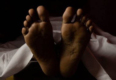 COVID-19 ya da korona virüsü salgını sırasında ölen Hintli ya da Asyalı birinin ayakları