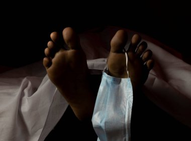 COVID-19 ya da korona virüsü salgını sırasında ölen Hintli ya da Asyalı birinin maskeli ayakları