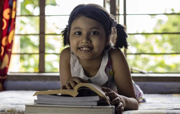 Индийский Милый Ребенок Девочка Учится Дома Улыбающимся Лицом — стоковое фото