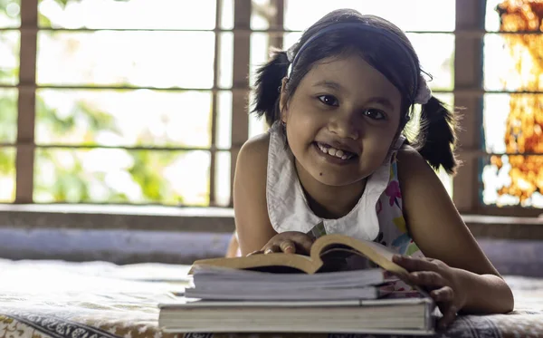 Индийский Милый Ребенок Девочка Учится Дома Улыбающимся Лицом — стоковое фото