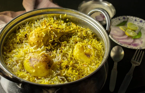 Köstliche Und Würzige Hausgemachte Huhn Biryani Traditionellen Schüssel Mit Raita — Stockfoto