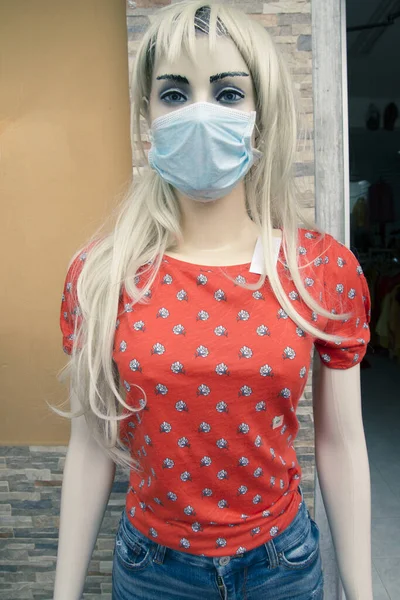 Modelo Manequim Vestido Rua Usando Máscara Protetora Durante Pandemia Covid — Fotografia de Stock