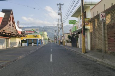 Jarabacoa, La Vega / Dominik Cumhuriyeti - 28 Ağustos 2020: Hapis sırasındaki boş sokaklar -19 dünya pandemisi