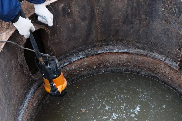 Imersão Bomba Drenagem Uma Fossa Cheia Água Contaminada Com Fezes — Fotografia de Stock