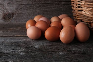 Ahşap arka planda ev yapımı çiftlik yumurtaları sepeti, kopyalama alanı, doğal ürünler..