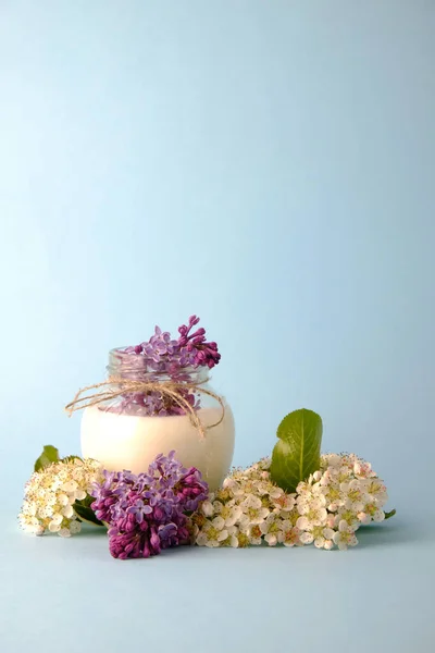 Lilac Horský Popel Květiny Sklenici Mlékem Modrém Pozadí Kopírovacím Prostorem — Stock fotografie