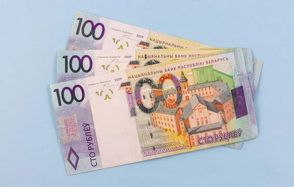 Devalüasyondan sonra Belarus parası. Maaş ya da kredi kartı. Mavi arka planda 100 ruble ödül.