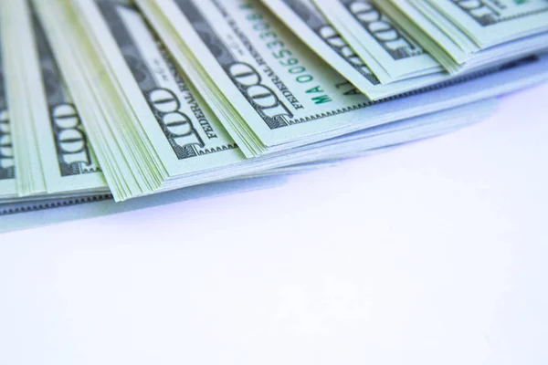 Beyazda bir sürü yüz dolarlık banknot izole edilmiş. Metinler için kopyalanmış alan.