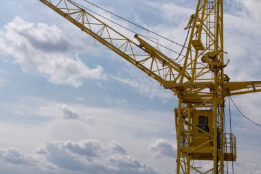 Gökyüzüne ve bulutlara karşı inşaat vinci. yüksek binalar konsepti.