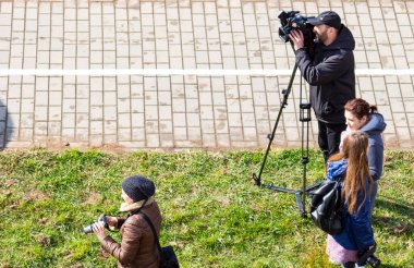 Basın ve medya kamerasının bir muhabir ve kitlesel iletişim için açık hava olayları üzerine çalışması