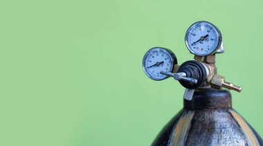 Ölçüm aletleri ve vites kutuları olan büyük metal gaz silindiri. metin için kopyalama alanı
