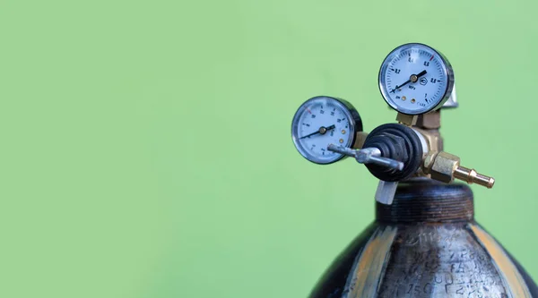 Ölçüm aletleri ve vites kutuları olan büyük metal gaz silindiri. metin için kopyalama alanı