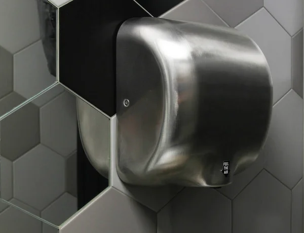 现代白色的手干衣机挂在墙上的公共厕所里 — 图库照片