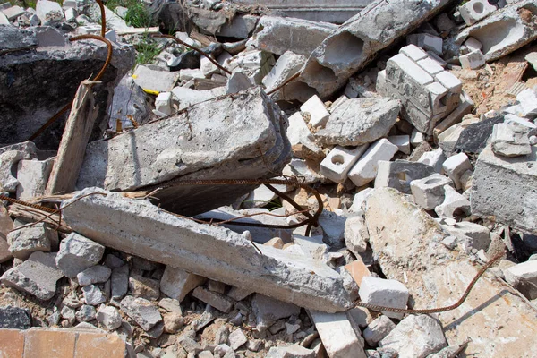 Açık hava yapısında beton ve tuğla parçaları..