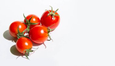 Beyaz arkaplanda kırmızı kiraz domatesleri, metin için bir grup.copyspace.