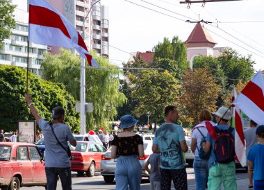 Mogilev, Belarus - 16 Ağustos 2020: mitingdeki insanlar sokakta bayrak taşıyor. Belarus 2020 cumhurbaşkanlığı seçimlerine karşı protesto