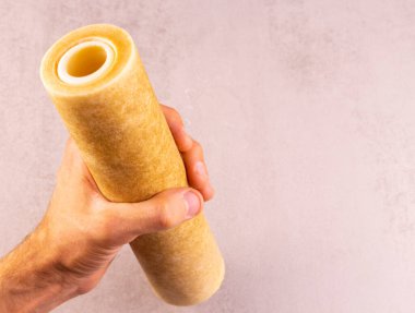 Kirli içme suyundan sonra el filtresi tutuyor. bir element.
