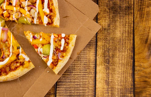 Нарезанная Пицца Деревянном Столе Крупным Планом Картонной Коробке — стоковое фото
