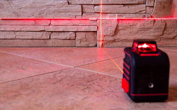 Lampu Merah Dari Perangkat Tingkat Laser Dinding Dan Lantai Menunjukkan Stok Gambar