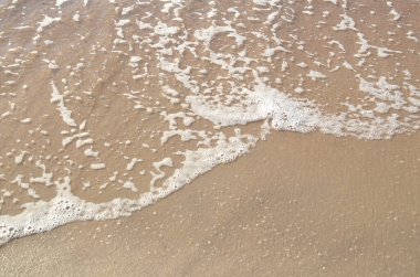Kumlu sahilde okyanus dalgası, arka plan.
