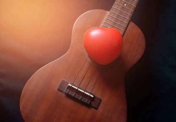 愛ウクレレ ギターの心 音楽やノートを再生するために使用 歌を歌うために — ストック写真