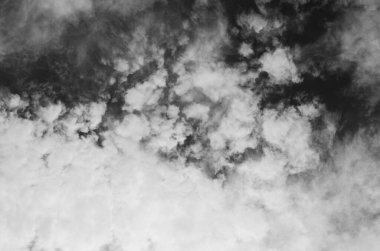 Gökyüzündeki bulutlar, siyah beyaz resim.