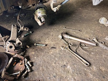 Alet kutusu, araba tekerleğini tamir etmek için garajda çekiç ve anahtardır..