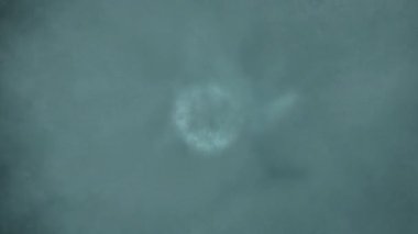 Nebula ıslak ve bulut hareket efekti mavi gökyüzünde 3D görüntüleme ile.