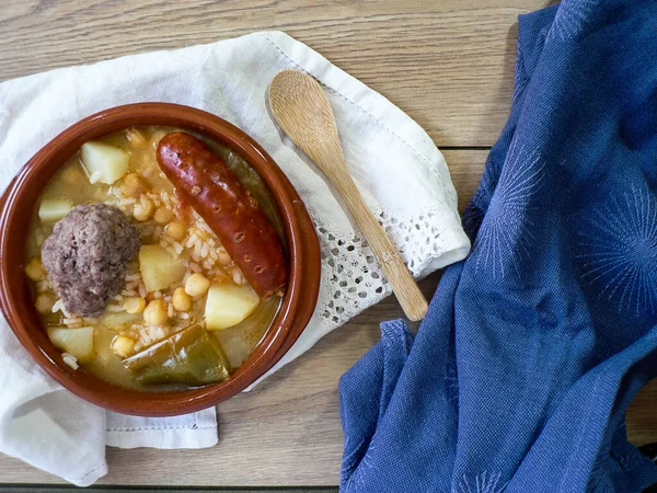 Guiso Típico Español Con Garbanzos Chorizo Pimienta Maceta Barro Cuchara — Foto de Stock