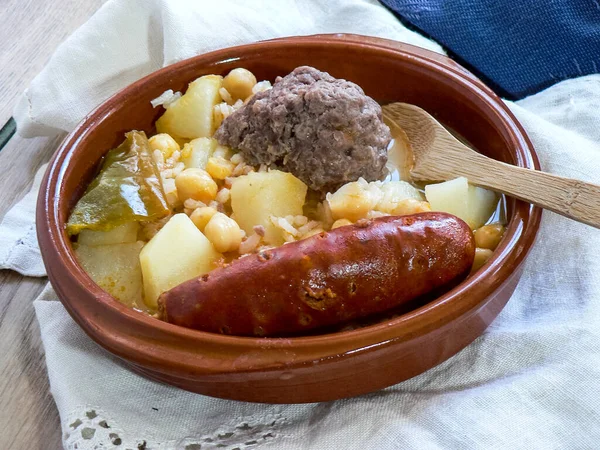 Guisado Espanhol Típico Com Grão Bico Chouriço Pimenta Panela Barro — Fotografia de Stock