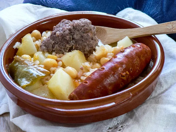 Guisado Espanhol Típico Com Grão Bico Chouriço Pimenta Panela Barro — Fotografia de Stock