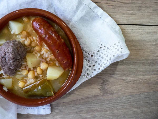 Typisch Spanischer Eintopf Mit Kichererbsen Chorizo Pfeffer Tontopf — Stockfoto