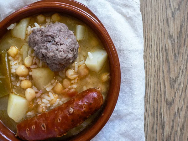 Guiso Típico Español Con Garbanzos Chorizo Pimienta Maceta Barro —  Fotos de Stock