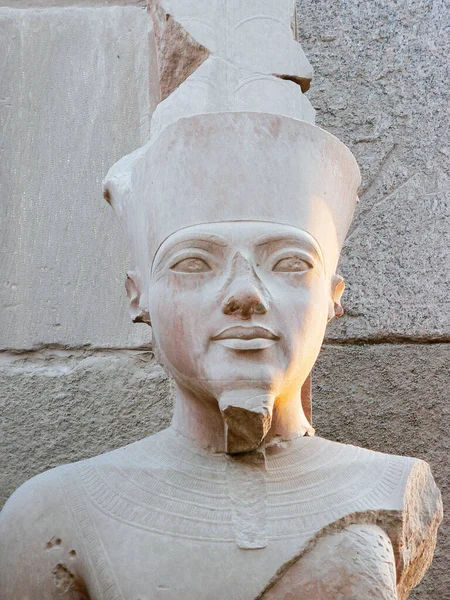 エジプトのルクソールの街 アムンのカルトに捧げカルナックの偉大な寺院でファラオラムセス2世の像 — ストック写真