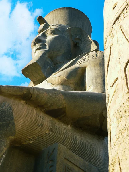 Λούξορ Αίγυπτος Julu 2019 Μεγάλο Άγαλμα Και Ιερογλυφικά Γλυπτά Του — Φωτογραφία Αρχείου