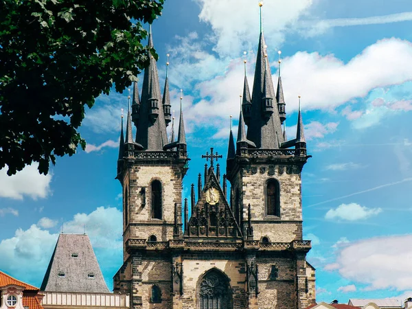 Igreja Nossa Senhora Tyn Fundo Céu Azul Com Nuvens Praga — Fotografia de Stock