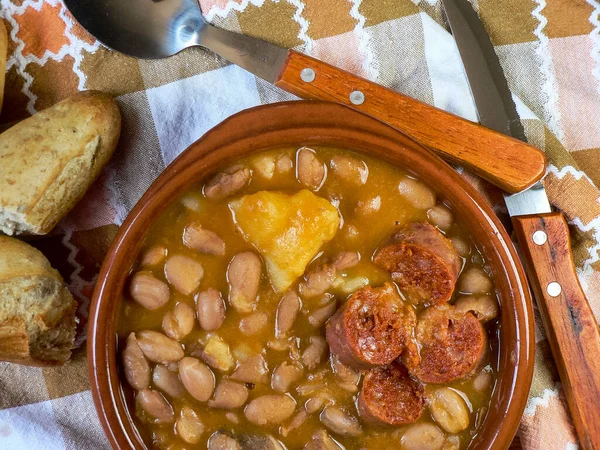 Feijão Pinto Com Chouriço Batatas Costelas Porco Pão Recipiente Barro — Fotografia de Stock