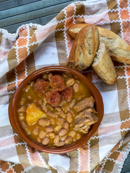 Pinto Bohnen Mit Chorizo Kartoffeln Und Schweinerippchen Brot Braunen Tongefäß — Stockfoto