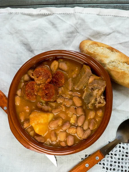 Fabada Asturiana Típica Española Plato Barro Sobre Mesa Madera Con — Foto de Stock