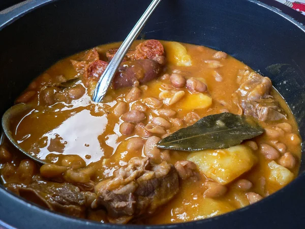 Typische Spanische Bohnen Mit Chorizo Kartoffeln Schweinerippchen Und Lorbeerblatt Einem — Stockfoto