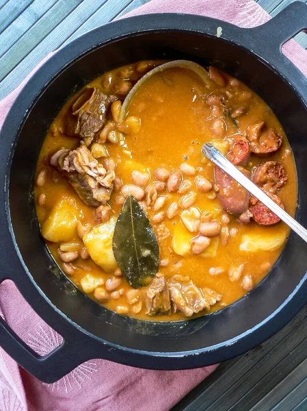 Typische Spanische Bohnen Mit Chorizo Kartoffeln Schweinerippchen Und Lorbeerblatt Einem — Stockfoto